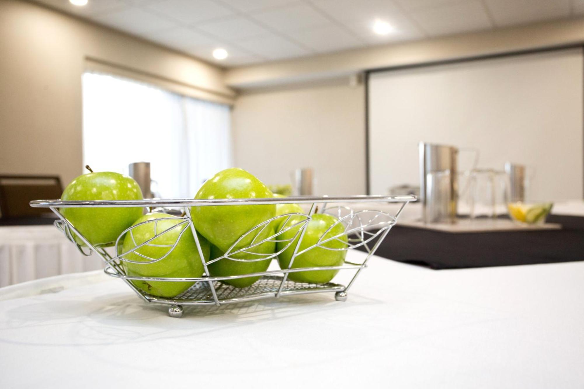 Holiday Inn Hotel Peterborough Waterfront By Ihg Exterior foto