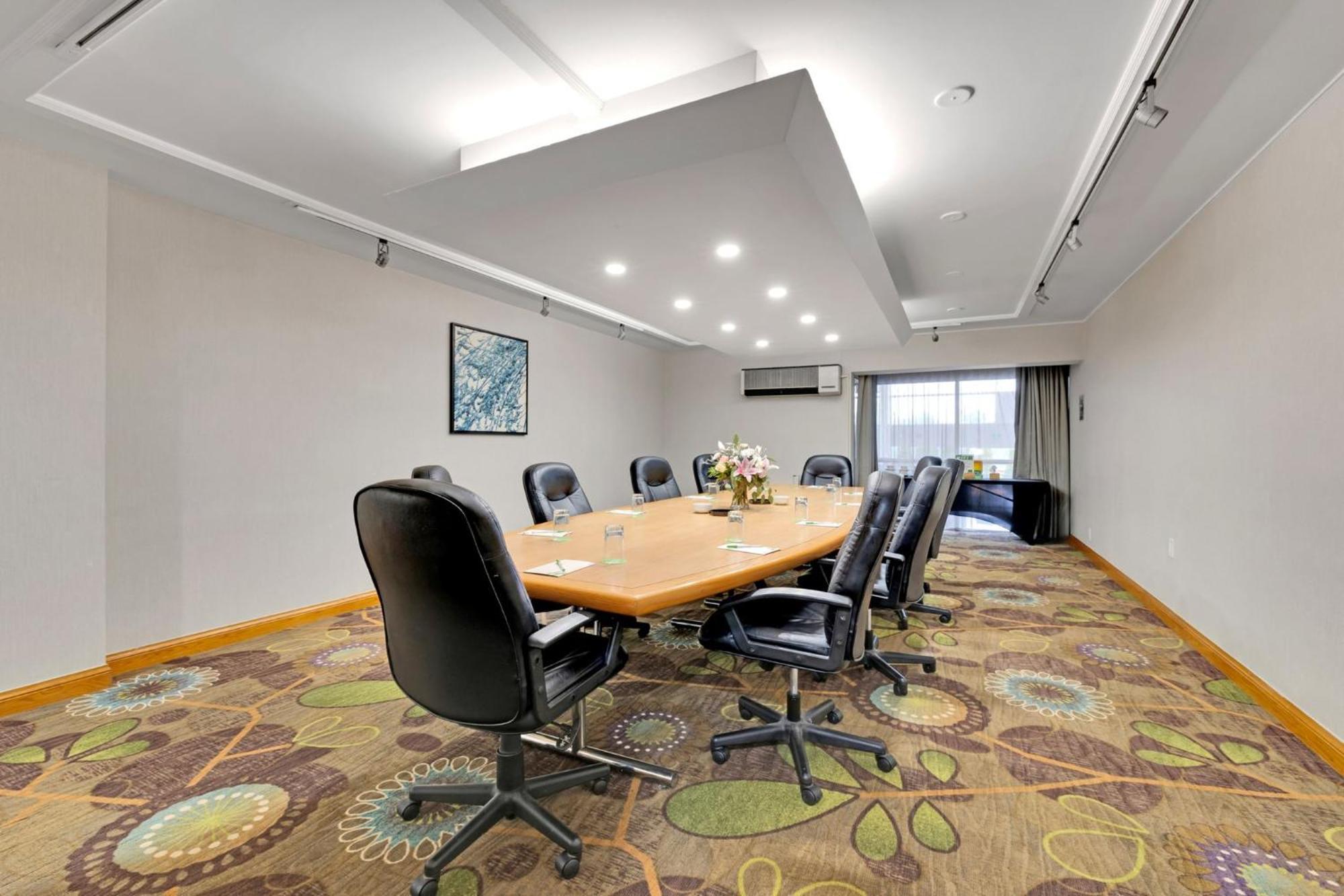 Holiday Inn Hotel Peterborough Waterfront By Ihg Exterior foto
